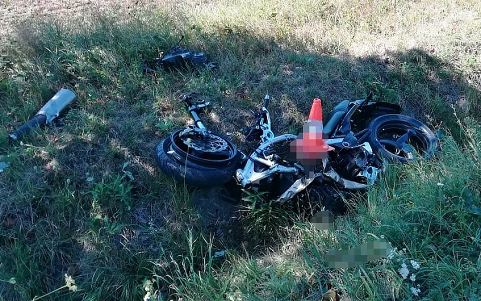 Mezi Hlubokou nad Vltavou a Municemi se dnes, v sobotu 11. srpna, dopoledne čelně srazili dva motorkáři. Oba dva bohužel zemřeli.