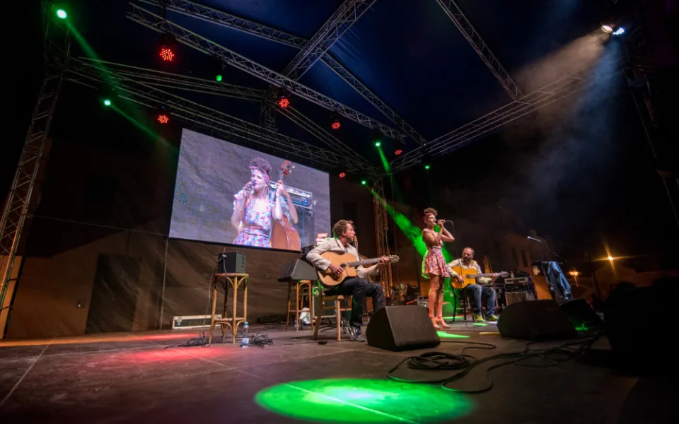 Měla to být příjemná tečka letošního Jihočeského jazzového festivalu, který se konal v pátek 10. a v sobotu 11. srpna na Piaristickém náměstí v Českých Budějovicích… Nakonec to bylo něco víc. Cyrille Aimée dokázala, že headlinerem této tradiční akce.
