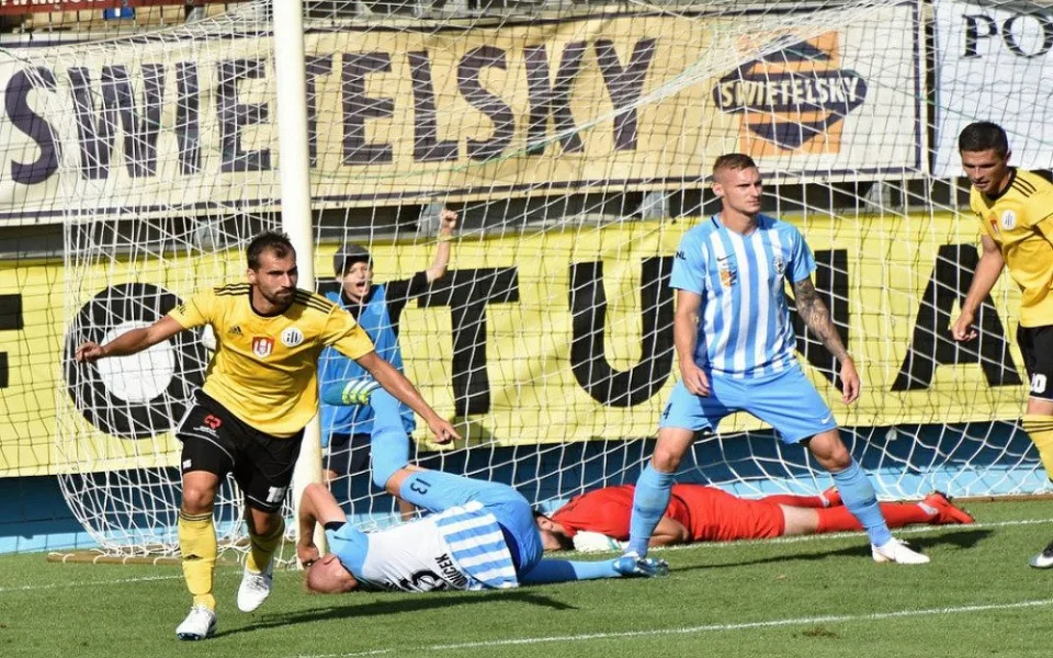 Fotbalisté českobudějovického Dynama (ve žlutočerném) porazili ve čtvrtém kole Fortuna: Národní liga Prostějov 3:1.