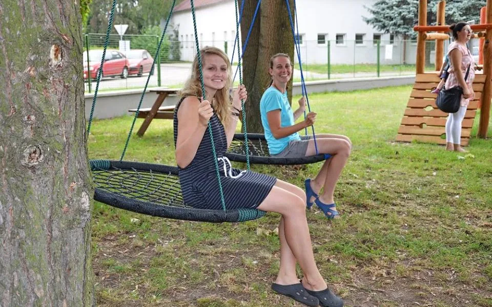Ukradené houpačky.