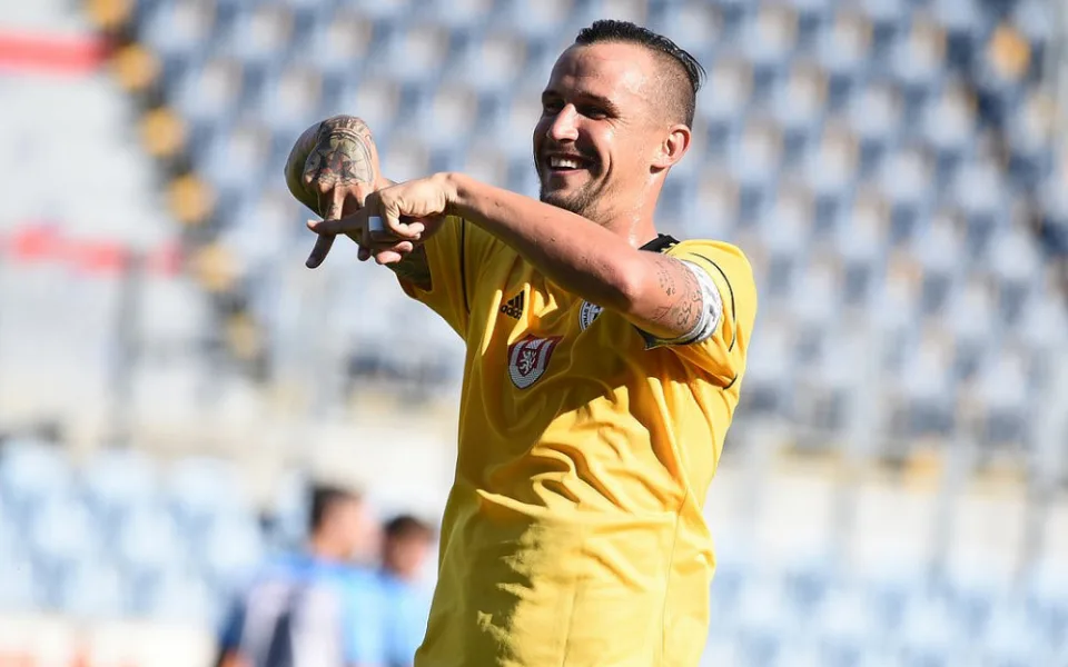 Áčko, které českobudějovický fotbalista Jiří Kladrubský signalizuje na úvodní fotce, značí asistenci u první trefy Davida Ledeckého v utkání čtvrtého kola Fortuna: Národní ligy s Prostějovem.