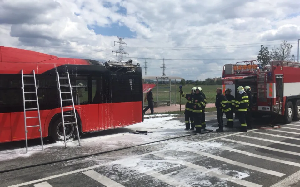 V Hrdějcích hořel autobus městské hromadné dopravy