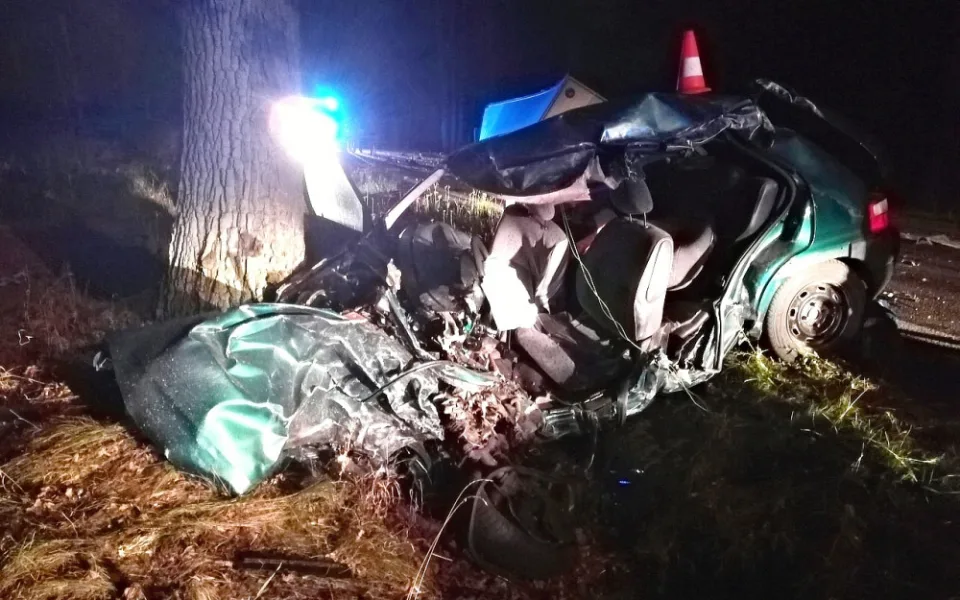 Při dopravní nehodě u Třeboně zemřel po čelním střetu s kamionem řidič osobního auta.