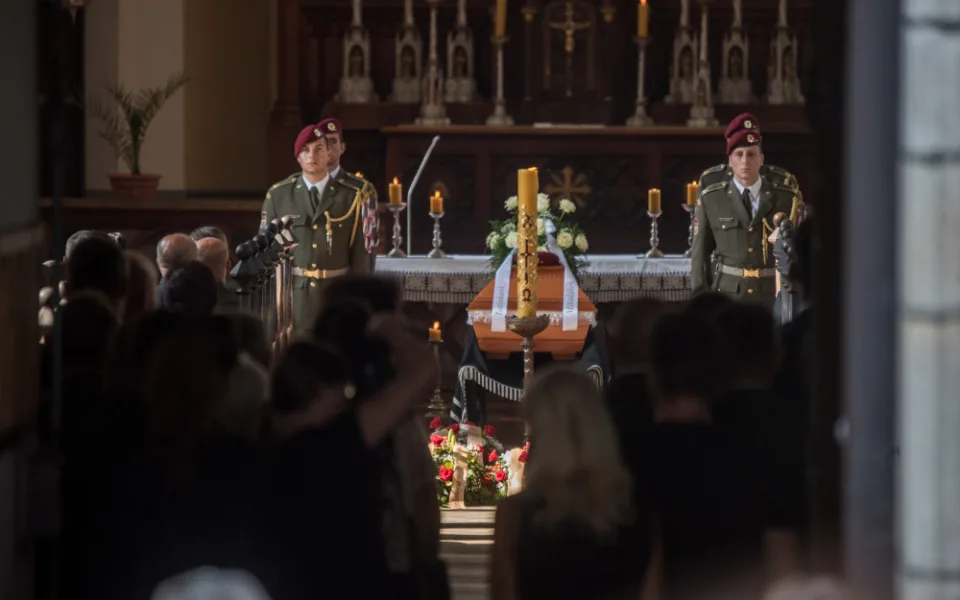 V Hluboké nad Vltavou se lidé loučí s padlým vojákem Kamilem Benešem