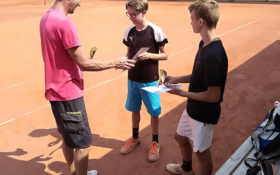 Mladí tenisté klubu  LTC Tonstav-Service České Budějovice se při turnajích činí.