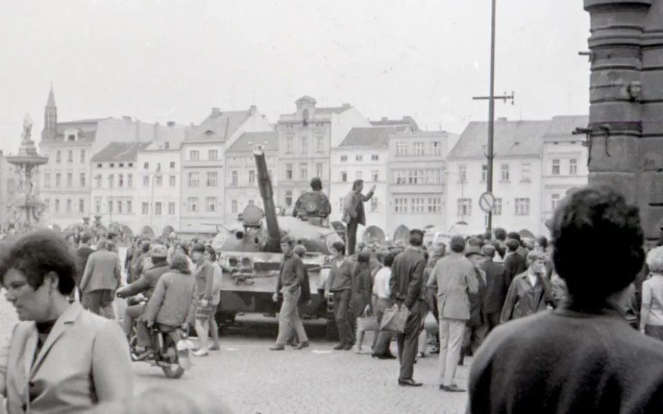 Ruský tank na náměstí před Včelou.  Na tanku stojí civilista, ale není patrné je-.li to našinec. Archiv Jan Schinko; Foto Bohumil Štěpánek