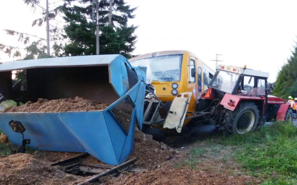 U Čížové na Písecku vykolejil po střetu s traktorem osobní vlak.