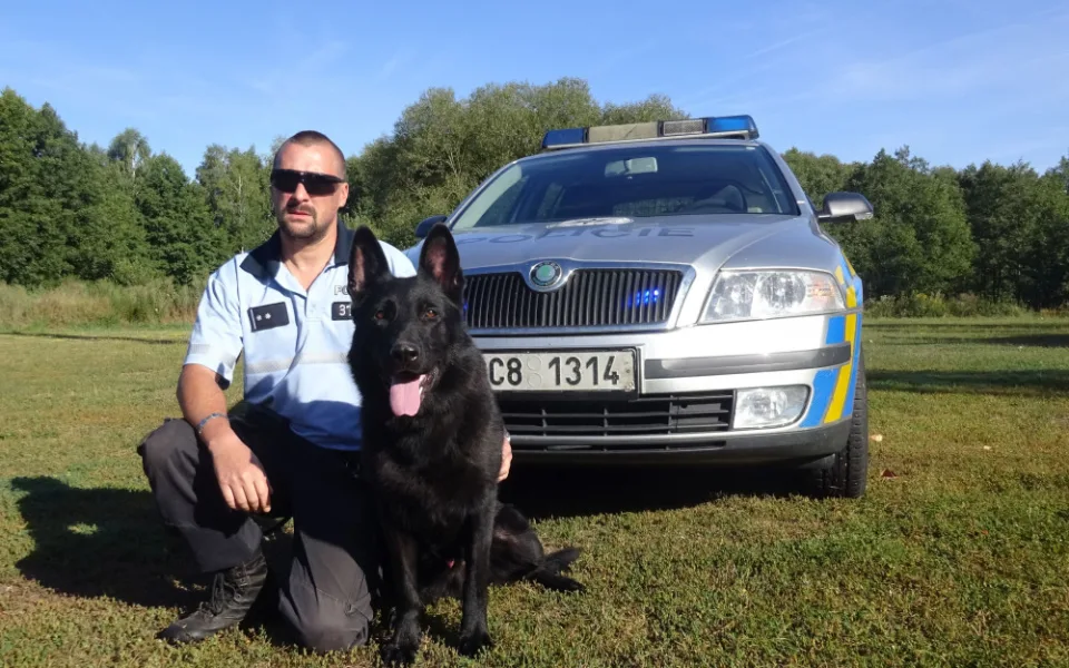 Psovod Lubomír Ábel s policejním psem Gaunerem.