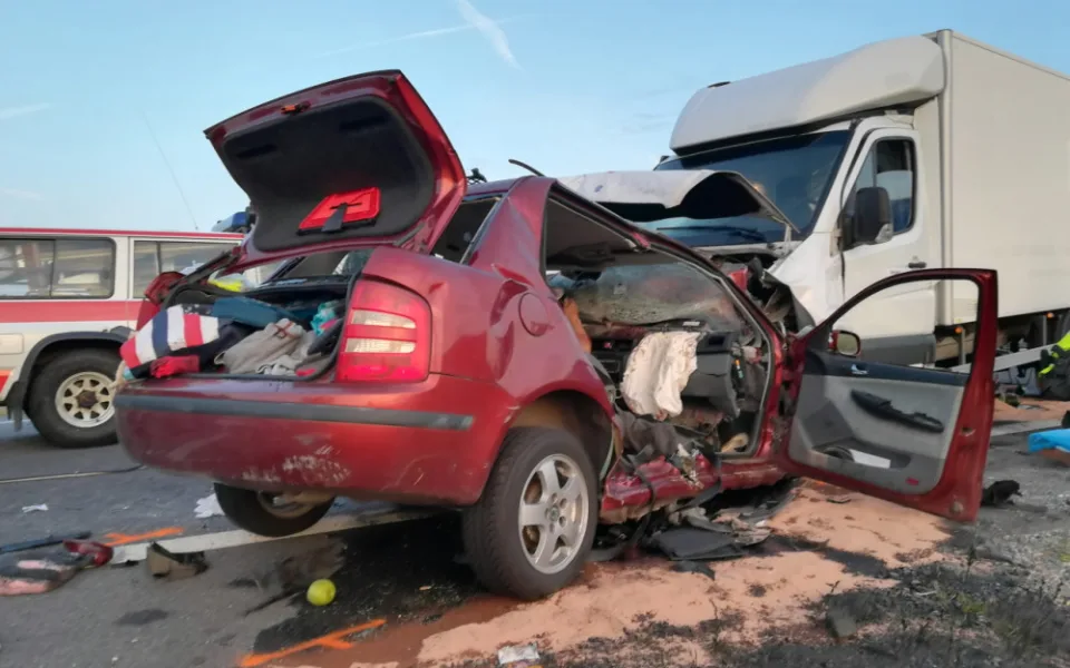 U Vodňan se srazila dodávka s autem. Čtyři lidé zemřeli