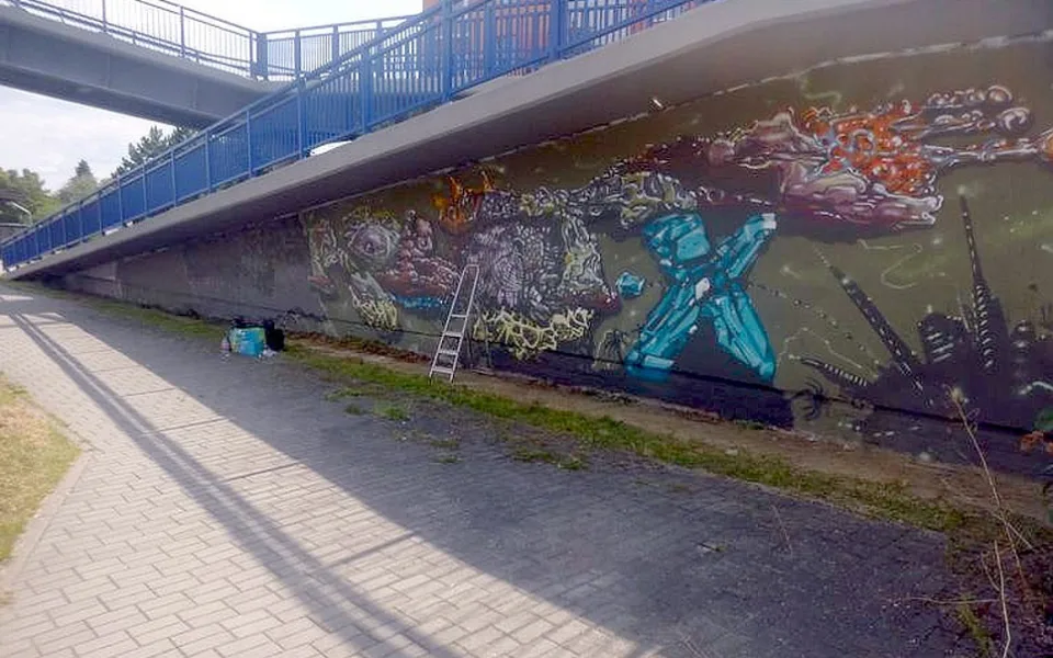 Šestatřicetiletý muž byl hlídkou městské policie přištižen na českobudějovickém nadchodu pro pěší nad Strakonickou ulicí při vytváření graffiti.