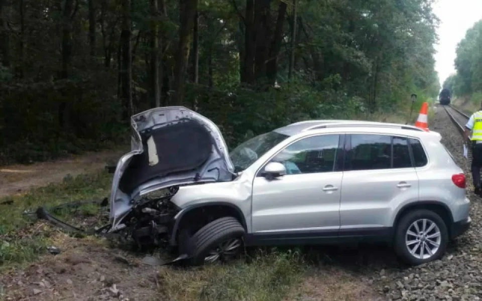 U Třeboně se srazil vlak s autem. Řidiče převezli do budějcké nemocnice