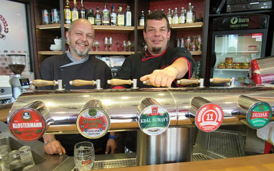 Českobudějovickou restauraci Družstevní dům vedou kamarádi Miroslav Beran (vlevo) a David Ondriš (vpravo).
