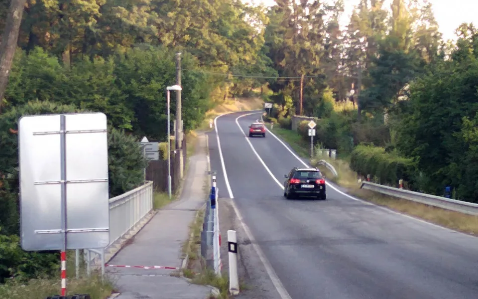 Na nový koberec silnice II/156 řidiči jedoucí z Českých Budějovic najedou několik metrů před koncem Starých Hodějovic.