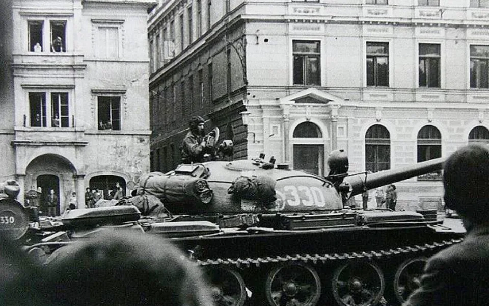 Těžká vojenská technika dorazila 22. srpna 1968 do Českého Krumlova úzkou Horní ulicí.