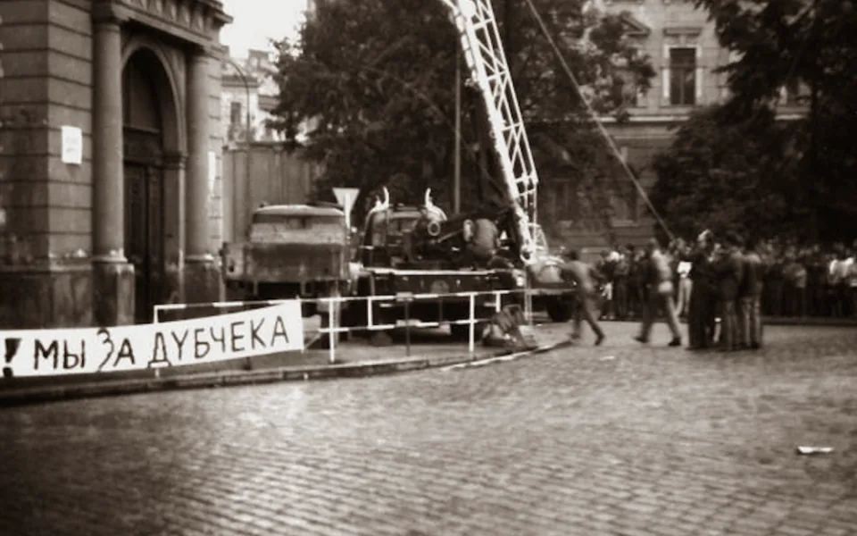 Odstraňování neonové rudé hvězdy z průčelí budovy KNV. Málo se ví, že pod rudou hvězdou bylo a je sousoší Austrie, Průmyslu a Zemědělství.