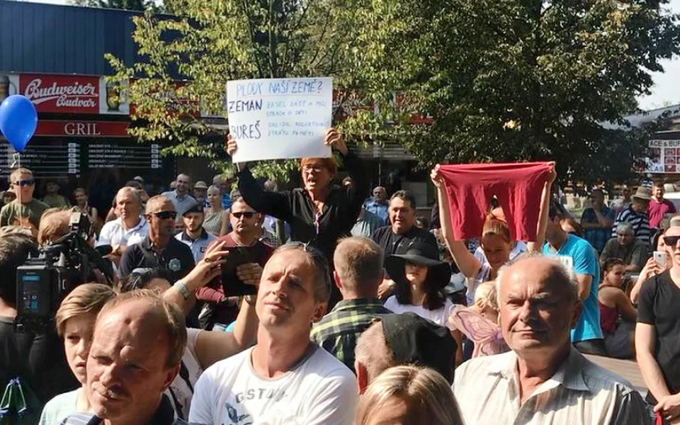 Proti prezidentovi Zemanovi protestovalo při zahájení budějcké Země živitelky několik lidí.