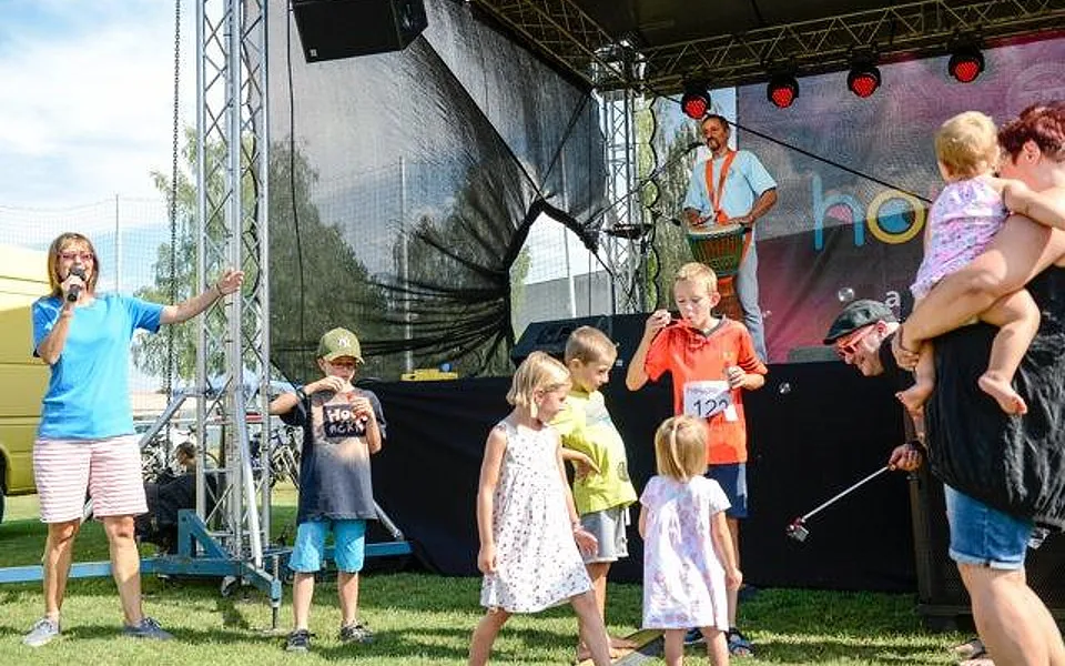 Šestý ročník obnoveného charitativního a multižánrového festivalu Houpačka se povedl na výbornou.
