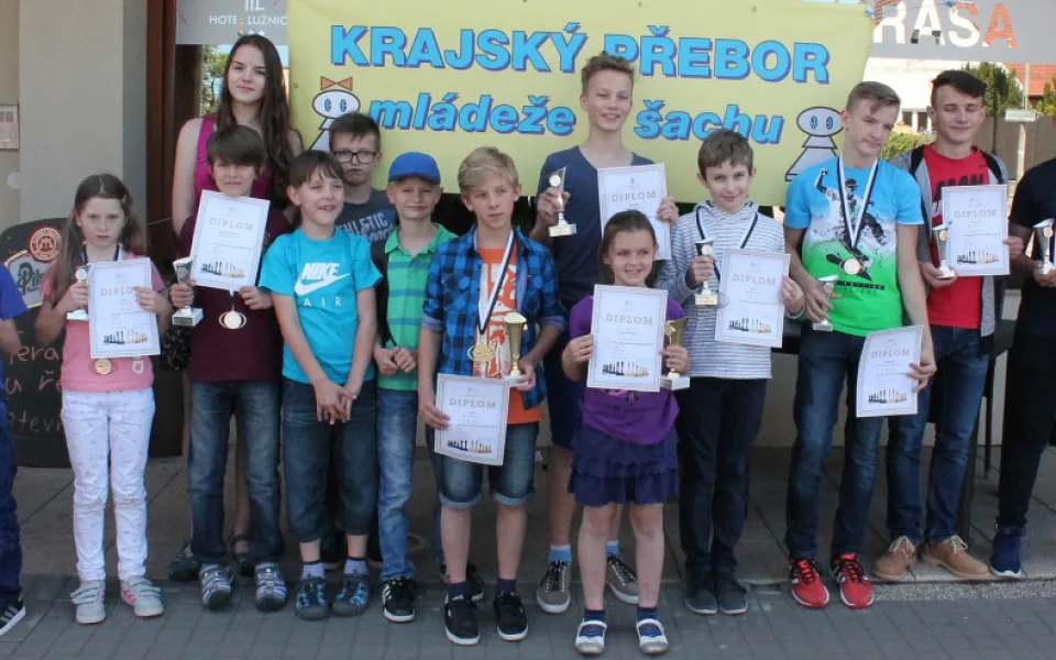 Úspěšní mladí hráči Šachové akademie VŠTE na krajském přeboru.