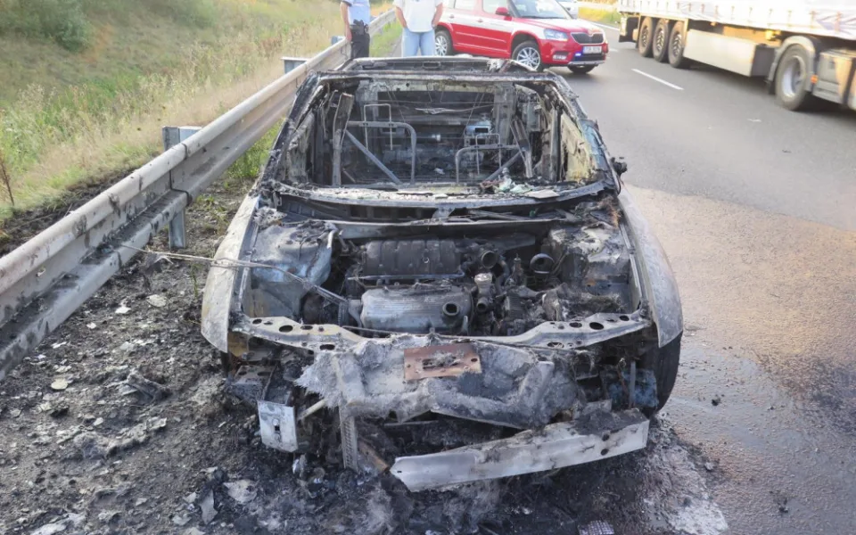 U Písku hořelo auto. Škoda se vyšplhala na dvě stě tisíc korun