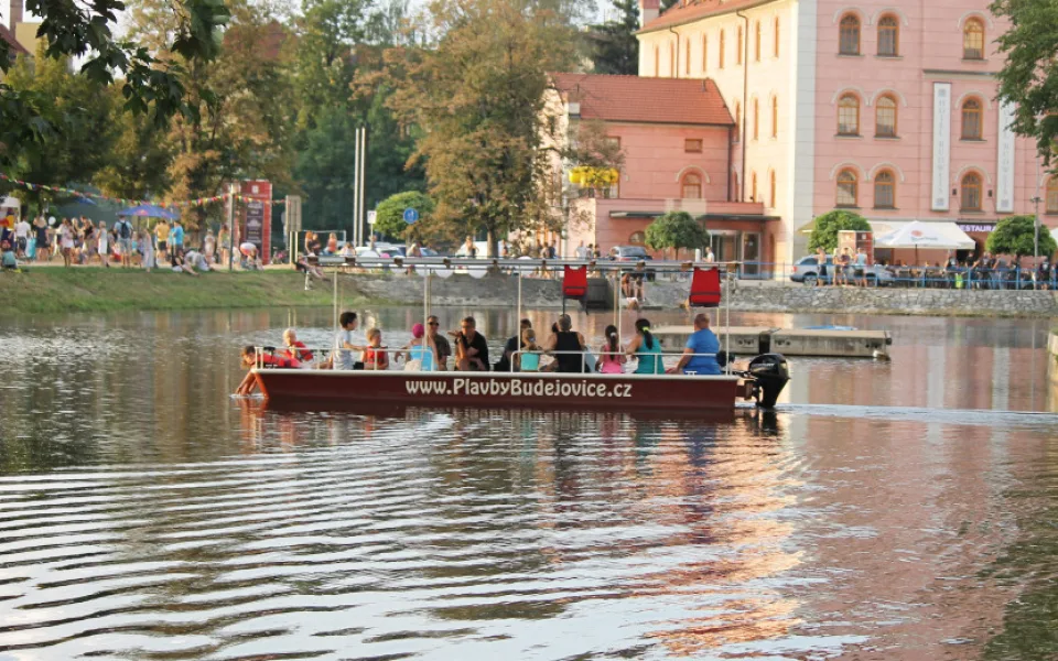 Dvanáct čtenářů Budějcké Drbny se  zadarmo projede lodí.