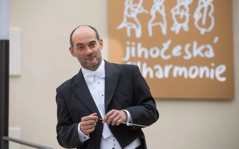 V romantickém prostředí zámku Kratochvíle se v sobotu 1. září od 20:30 hodin o nezapomenutelný zážitek postará Jihočeská filharmonie se šéfdirigentem Janem Talichem.