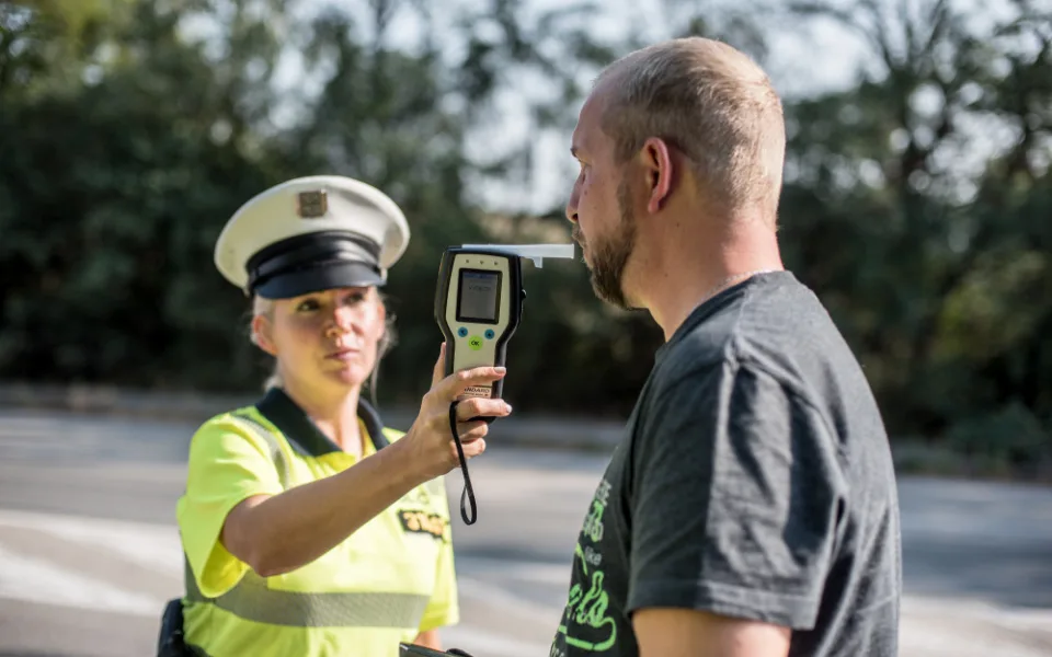 Policisté střízlivým řidičům rozdávali nealko pivo.