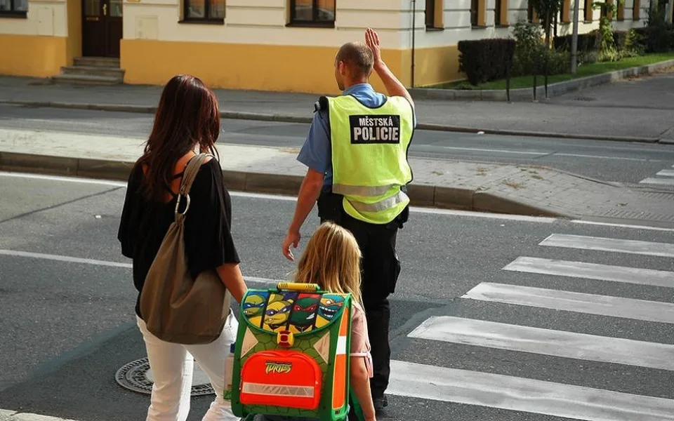 Strážníci a dobrovolníci v Českých Budějovicích opět dohlédnou na přechody u škol.