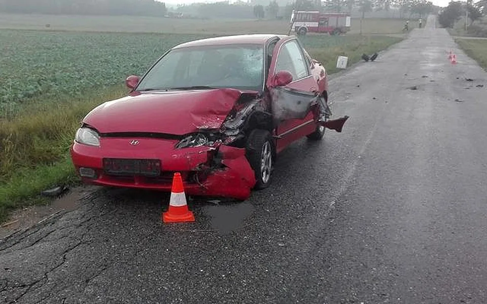 K vážné dopravní nehodě došlo dnes před sedmou hodinou ráno na silnici z obce Brloh směrem na Chlumeček na Českokrumlovsku. Osobní auto se tam srazilo s motorkou.