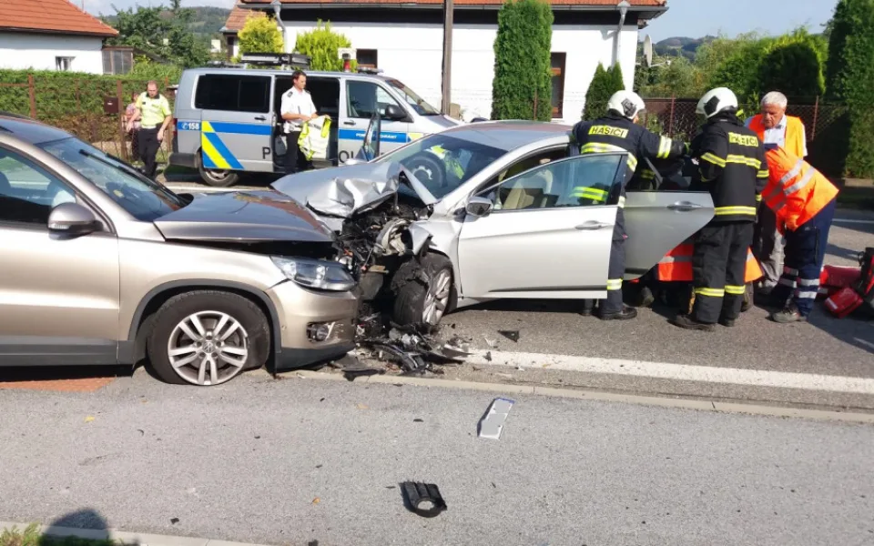 Při dopravní nehodě ve Volyni se zranilo pět lidí.