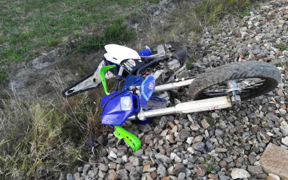 Střet s vlakem na železničním přejezdu u Kloužovic na Táborsku motorkář nepřežil.