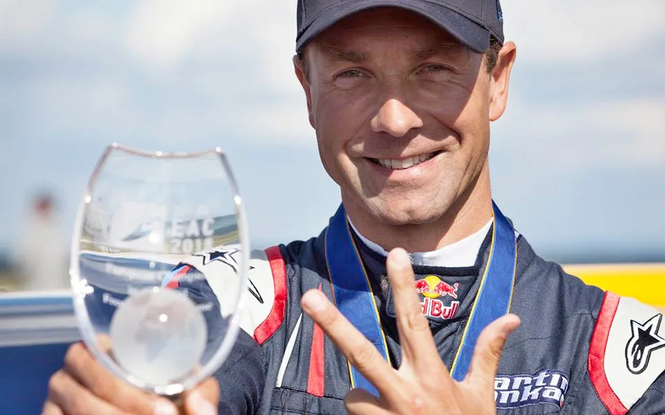 Český akrobatický pilot Martin Šonka získal potřetí za sebou titul mistra Evropy v disciplíně freestyle.