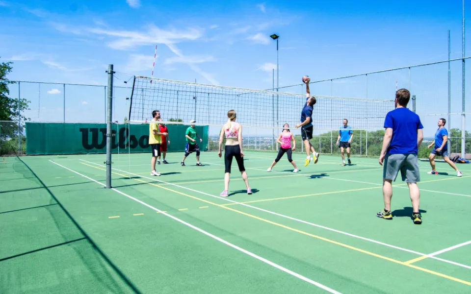 Sportovní den na VŠTE se zatím konal na pronajatých sportovištích. Ten příští už může být na vlastním víceúčelovém hřišti.