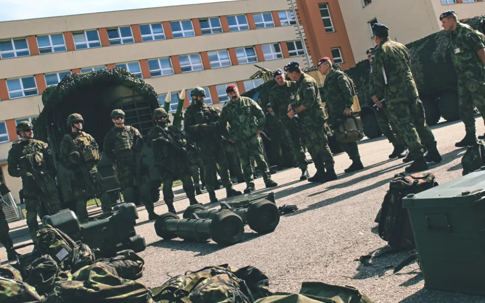 Generál Opata si prohlédl vybavení družstva, vyzbrojeného protiletadlovým raketovým kompletem RBS-70