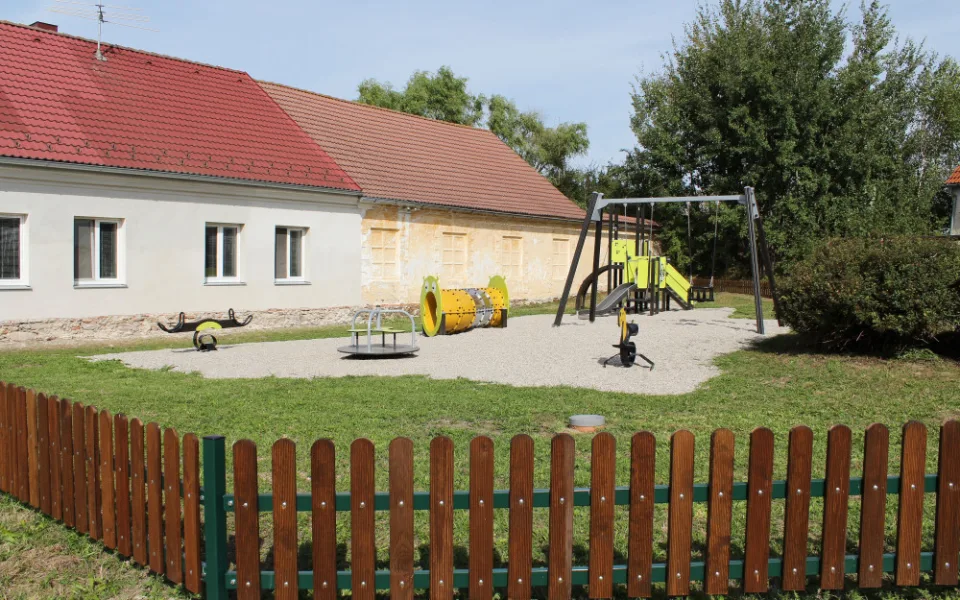 Nové dětské hřiště v Haklových Dvorech.