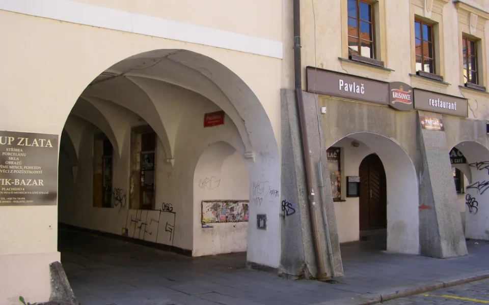 Vstup do Plachého uličky z ulice Hroznové, vpravo Pavlač, dříve Hromádků.