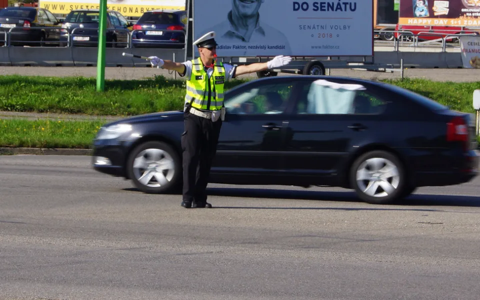 Dopravní policisté při soutěži o regulčíka roku řídili rušnou budějckou křižovatku.
