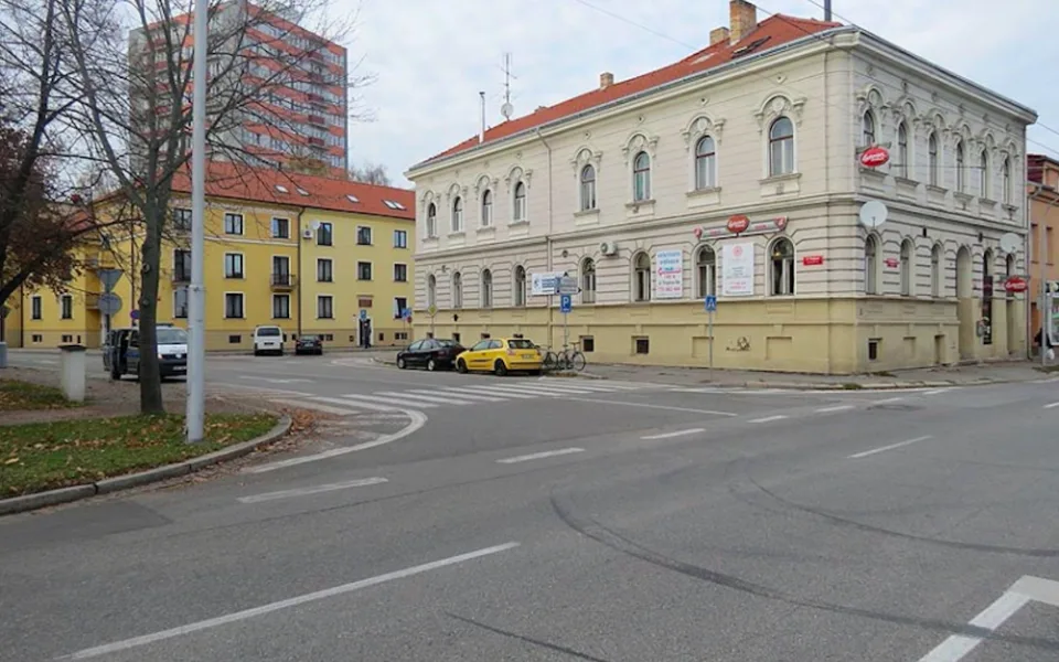 Podomní prodejci byli chyceni v budějcké ulice U Trojice