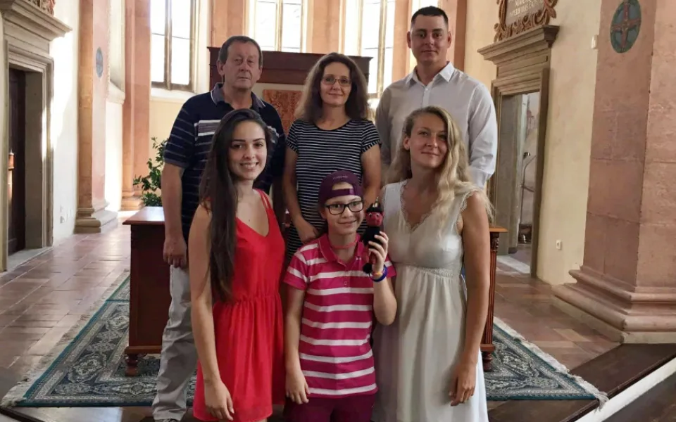 Jedenáctiletá Andrianka se starostou Jindřichova Hradce Stanislavem Mrvkou, svou poručnicí Martinou Richterovou a trojicí mladých lidí, kteří pro ni pořádají charitativní koncert - Tomášem Šnorkem, Nikolou Votrubovou a Eliškou Mrázovou.
