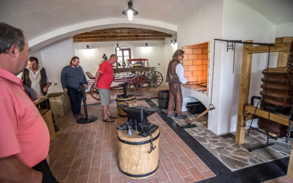 Obnovenou historickou kovárnu představily Holašovice u příležitosti dvacátého výročí zapsání obce na seznam památek Unesco.