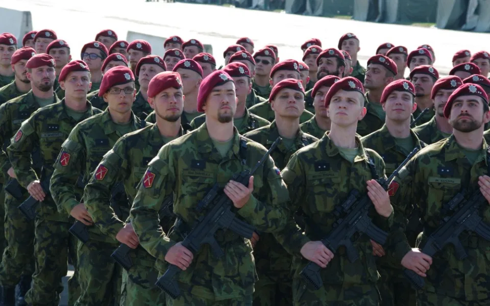 Příslušníci 4. brigády rychlého nasazení při nácviku slavnostní přehlídky.