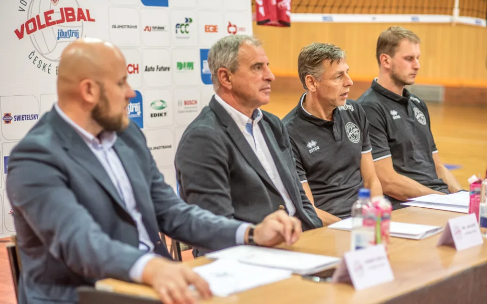 Vedení volejbalového klubu VK Jihostroj České Budějovice uspořádalo tradiční předsezonní tiskovou konferenci a odtajnilo cíle pro extraligovou sezonu. Zleva sedí: Robert Mifka, Jan Diviš, René Dvořák a kapitán Radek Mach.