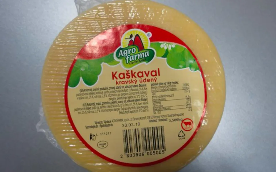 Sýr Kaškaval kravský udený z budějckého Makra jako jediný kontrolou neprošel.
