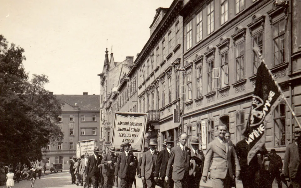 Třída Na sadech s průvodem kolem Besedy před rokem 1933.