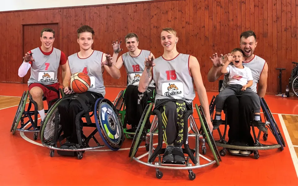 Basketbaloví Tigers na vozíku.