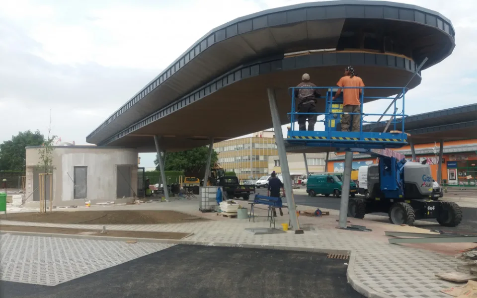 Práce na novém autobusovém nádraží ve Velešíně.