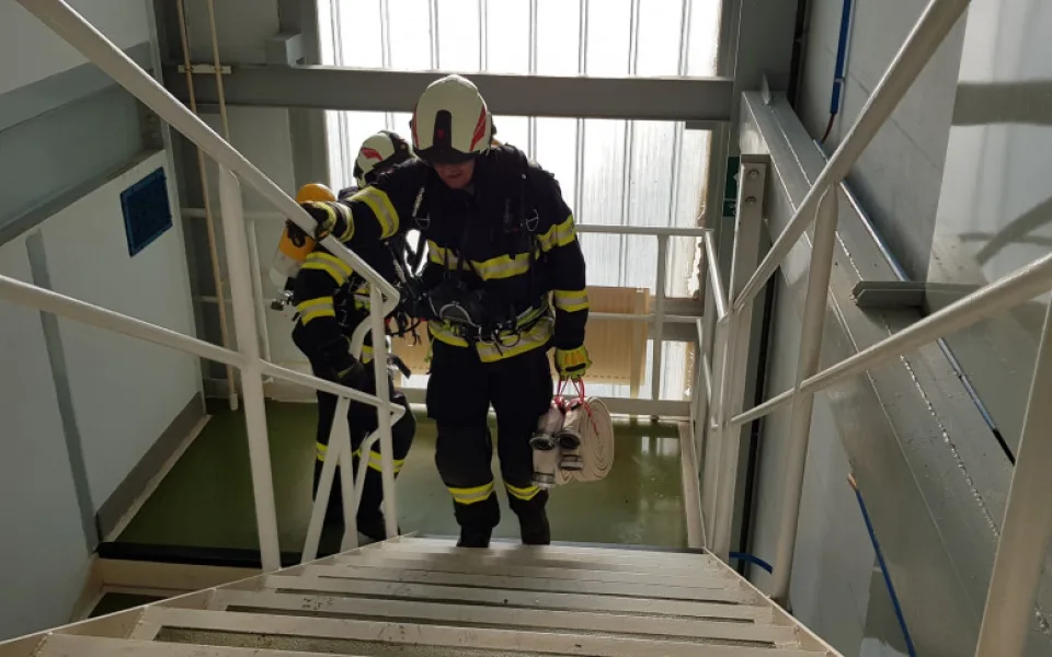 Temelínští hasiči musí i s patnáctikilovou výbavou zvládnout výběh do osmého patra do dvou minut