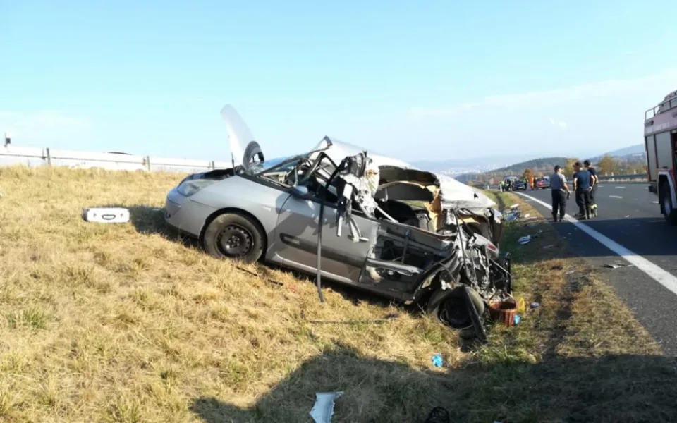 Za Pískem došlo k vážné dopravní nehodě. Silnice na Prahu je uzavřená