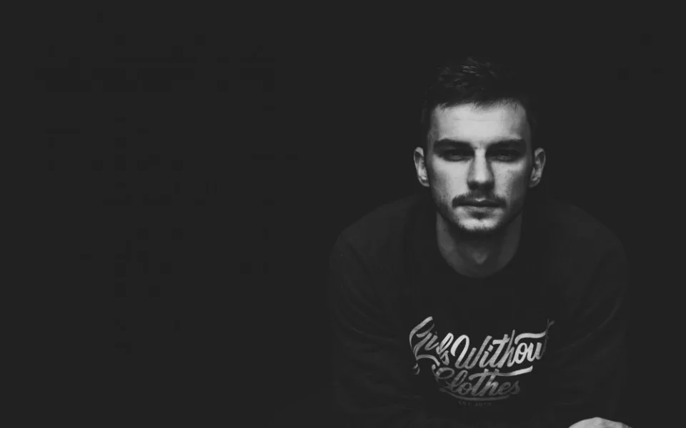 Obyčejné ženy jsou nejkrásnější. Nahá dívka u motorky je jen prodávání masa, říká mladý fotograf