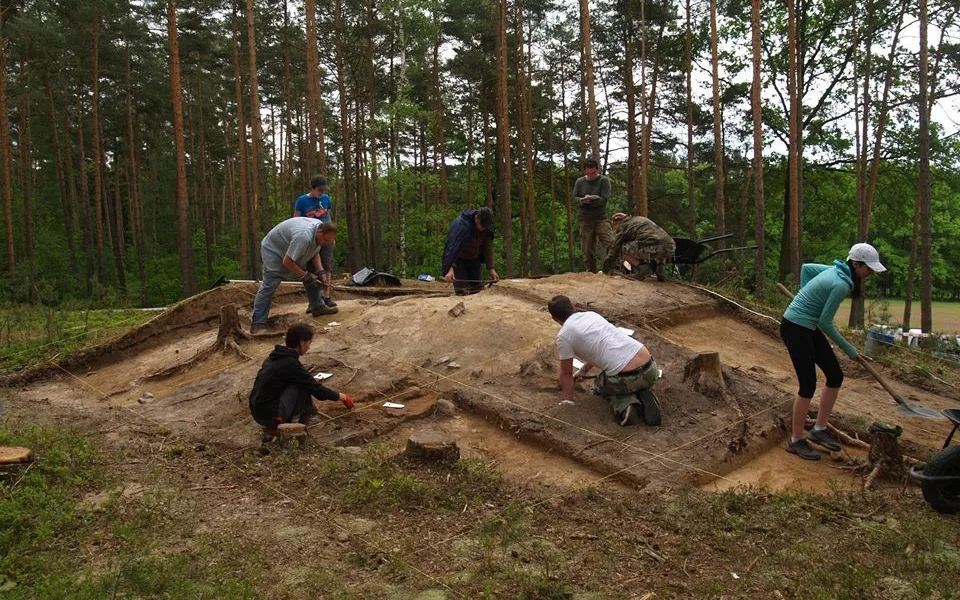 Archeologové z Jihočeského muzea objevili při průzkumu míst, kudy povede dálnice D3 u Starých Hodějovic ostatky domu z 12. století.  Zdroj: Facebook Jihočeské muzeum v Českých Budějovicích