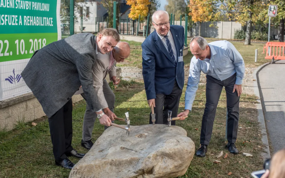 Budějcká nemocnice zahájila stavbu nového pavilonu transfuze a rehabilitace, ale i prádelny